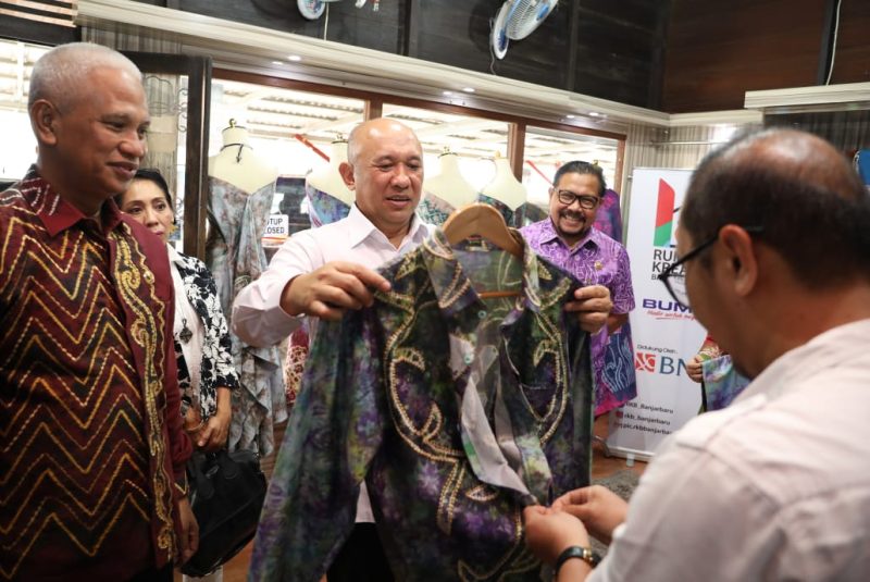 Menteri Koperasi dan UKM Teten Masduki berkunjung ke NDF Sasirangan di Banjarbaru, Kalimantan Selaran. 