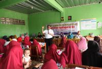 Sekretaris Kementerian Koperasi dan UKM Prof Rully Indrawan tengah bersilaturahmi dengan kelompok usaha kaum ibu-ibu, di sela-sela Rapat Anggota Tahunan (RAT) Koperasi Wanita Sakinah di Desa Citamiang, Kabupaten Sukabumi, Minggu (9/2/2020) / daelpos.com