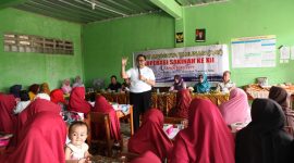 Sekretaris Kementerian Koperasi dan UKM Prof Rully Indrawan tengah bersilaturahmi dengan kelompok usaha kaum ibu-ibu, di sela-sela Rapat Anggota Tahunan (RAT) Koperasi Wanita Sakinah di Desa Citamiang, Kabupaten Sukabumi, Minggu (9/2/2020) / daelpos.com