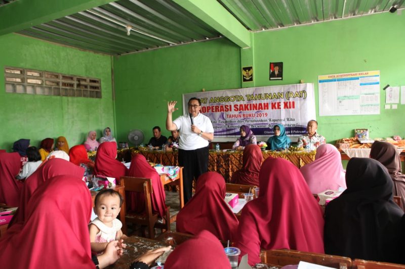 Sekretaris Kementerian Koperasi dan UKM Prof Rully Indrawan tengah bersilaturahmi dengan kelompok usaha kaum ibu-ibu, di sela-sela Rapat Anggota Tahunan (RAT) Koperasi Wanita Sakinah di Desa Citamiang, Kabupaten Sukabumi, Minggu (9/2/2020) / daelpos.com