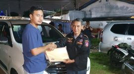Sekretaris BPPKB Ranting Cibodas Baru, Nurfadlysyach (kiri) saat menerima berkas kepe ngurusan dari Bambang, Penasehat DPAC BPPKB Cibodas. (Foto/fad)