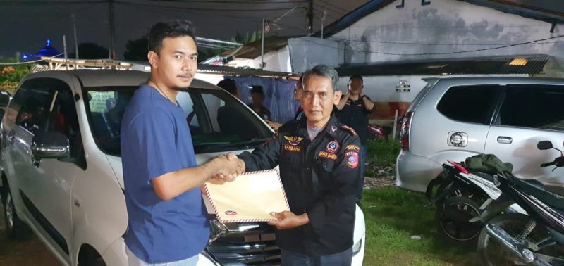 Sekretaris BPPKB Ranting Cibodas Baru, Nurfadlysyach (kiri) saat menerima berkas kepe ngurusan dari Bambang, Penasehat DPAC BPPKB Cibodas. (Foto/fad)