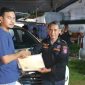 Sekretaris BPPKB Ranting Cibodas Baru, Nurfadlysyach (kiri) saat menerima berkas kepe ngurusan dari Bambang, Penasehat DPAC BPPKB Cibodas. (Foto/fad)