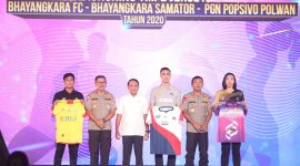 Menteri Pemuda dan Olahraga (Menpora) Zainudin Amali bersama Staf Khusus Pengembangan dan Prestasi Olahraga Mahfudin Nigara menghadiri launching tim dan jersey klub olahraga binaan Polri. Ketiga klub tersebut yakni, Bhayangkara FC, Bhayangkara Samator, dan PGN Popsivo Polwan 2020.