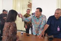 Pemeriksaan suhu tubuh tamu di Istana Kenegaraan melalui thermo scanner