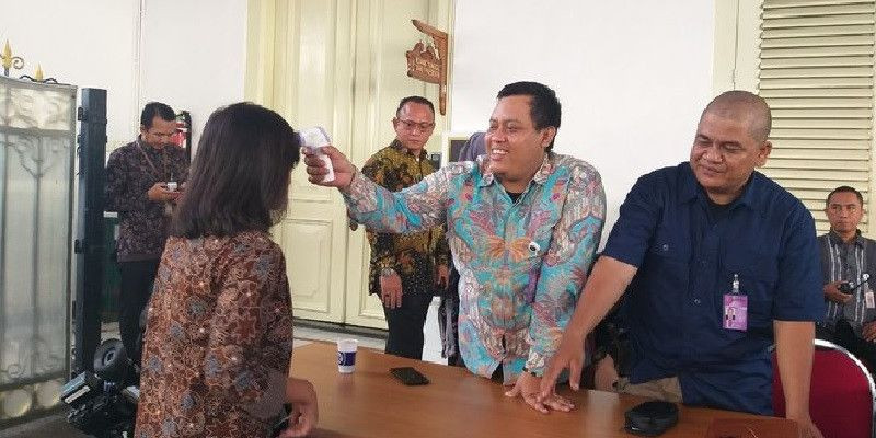 Pemeriksaan suhu tubuh tamu di Istana Kenegaraan melalui thermo scanner