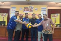 Dr kiri ke kanan: Ayi Subarna (manajer bjb), Mohammad Rois (Sekum Pengprov PBVSI Jabar), Tachyan Iskandar (ketua panitia), Reginald Nelwan (Wakil Direktur Proliga), Aprilia Manganang), Sonny Permana (perwakilan bank bjb)