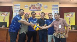 Dr kiri ke kanan: Ayi Subarna (manajer bjb), Mohammad Rois (Sekum Pengprov PBVSI Jabar), Tachyan Iskandar (ketua panitia), Reginald Nelwan (Wakil Direktur Proliga), Aprilia Manganang), Sonny Permana (perwakilan bank bjb)