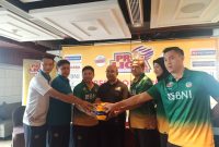 Dari kiri ke kanan: Samsul Jais (pel. BNI putra), Walfridus Wahyu (pel. BNI Putri), Agus Junjungan (wakil ketua panitia Yogyakarta),  Hanny S. Surkatty (direktur proliga), Imam Agus Faisal (ofisial Tim BNI), Dio Zulfikri (kapten BNI putra),  Megawati Hangesti Pertiwi (kapten BNI putri) Ist / daelpos.com