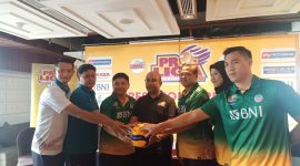 Dari kiri ke kanan: Samsul Jais (pel. BNI putra), Walfridus Wahyu (pel. BNI Putri), Agus Junjungan (wakil ketua panitia Yogyakarta),  Hanny S. Surkatty (direktur proliga), Imam Agus Faisal (ofisial Tim BNI), Dio Zulfikri (kapten BNI putra),  Megawati Hangesti Pertiwi (kapten BNI putri) Ist / daelpos.com