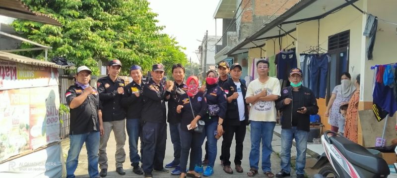 Anggota BPPKB Anak Cabang Cibodas, bersama relawan Cyber Kota Tangerang usai melaksanakan bakti sosial, Sabtu (28/3)