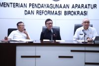 Menteri PANRB Tjahjo Kumolo didampingi Sekretaris Kementerian PANRB Dwi Wahyu Atmaji dan Kepala BKN Bima Haria Wibisana pada virtual press conference di Kantor Kementerian PANRB, Jakarta, Senin (30/03/2020)