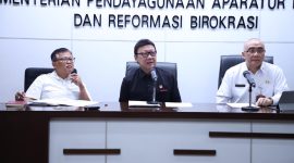 Menteri PANRB Tjahjo Kumolo didampingi Sekretaris Kementerian PANRB Dwi Wahyu Atmaji dan Kepala BKN Bima Haria Wibisana pada virtual press conference di Kantor Kementerian PANRB, Jakarta, Senin (30/03/2020)