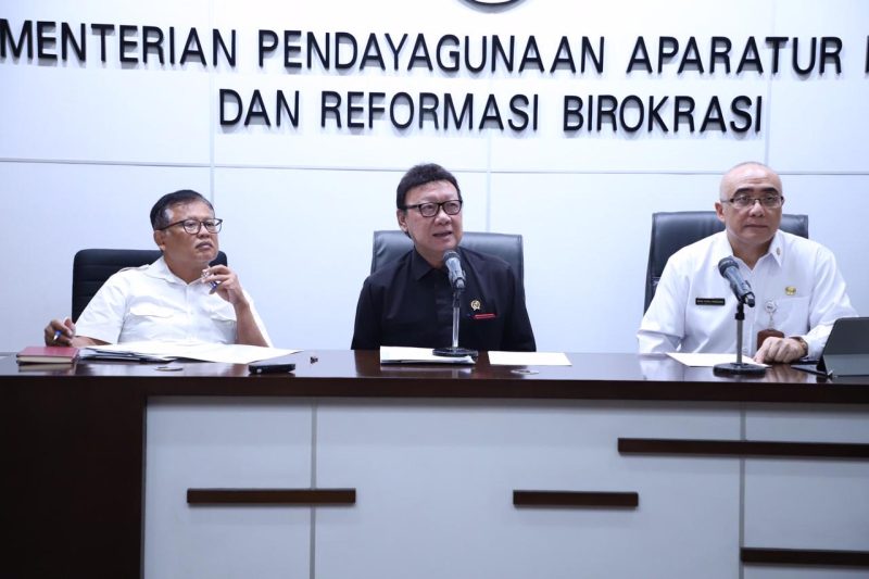 Menteri PANRB Tjahjo Kumolo didampingi Sekretaris Kementerian PANRB Dwi Wahyu Atmaji dan Kepala BKN Bima Haria Wibisana pada virtual press conference di Kantor Kementerian PANRB, Jakarta, Senin (30/03/2020)