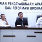Menteri PANRB Tjahjo Kumolo didampingi Sekretaris Kementerian PANRB Dwi Wahyu Atmaji dan Kepala BKN Bima Haria Wibisana pada virtual press conference di Kantor Kementerian PANRB, Jakarta, Senin (30/03/2020)