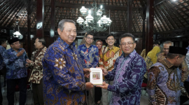 residen PKS Mohamad Sohibul Iman memberikan platform perjuangan PKS kepada Ketua Umum Partai Demokrat Susilo Bambang Yudhoyono dalam pertemuan di Cikeas, Kamis (12/3)