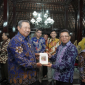 residen PKS Mohamad Sohibul Iman memberikan platform perjuangan PKS kepada Ketua Umum Partai Demokrat Susilo Bambang Yudhoyono dalam pertemuan di Cikeas, Kamis (12/3)
