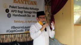 Wakil Ketua Komisi VIII DPR RI Ace Hasan Syadzily pada acara penyerahan sembako secara simbolis bagi masyarakat terdampak Covid-19 di Kelurahan Warga Mekar Bale Endah, Kabupaten Bandung, Provinsi Jawa Barat,/ Ist