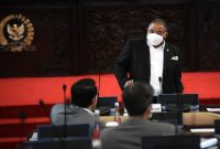 Anggota DPR RI Habib Aboe Bakar Alhabsyi memakai masker sebelum Rapat Paripurna DPR RI / Ist