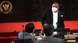 Anggota DPR RI Habib Aboe Bakar Alhabsyi memakai masker sebelum Rapat Paripurna DPR RI / Ist