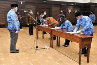 Sekretaris Kementerian Koperasi dan UKM Rully Indrawan melantik Pejabat Administrator,Pengawas dan  Pengangkatan PNS di lingkungan Kementerian Koperasi dan UKM. Jakarta, Kamis (16/04/2020).Hadir dalam acara tersebut Pejabat Eselon 2 di lingkungan Kementerian Koperasi dan UKM.