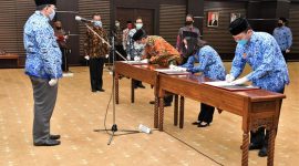 Sekretaris Kementerian Koperasi dan UKM Rully Indrawan melantik Pejabat Administrator,Pengawas dan  Pengangkatan PNS di lingkungan Kementerian Koperasi dan UKM. Jakarta, Kamis (16/04/2020).Hadir dalam acara tersebut Pejabat Eselon 2 di lingkungan Kementerian Koperasi dan UKM.