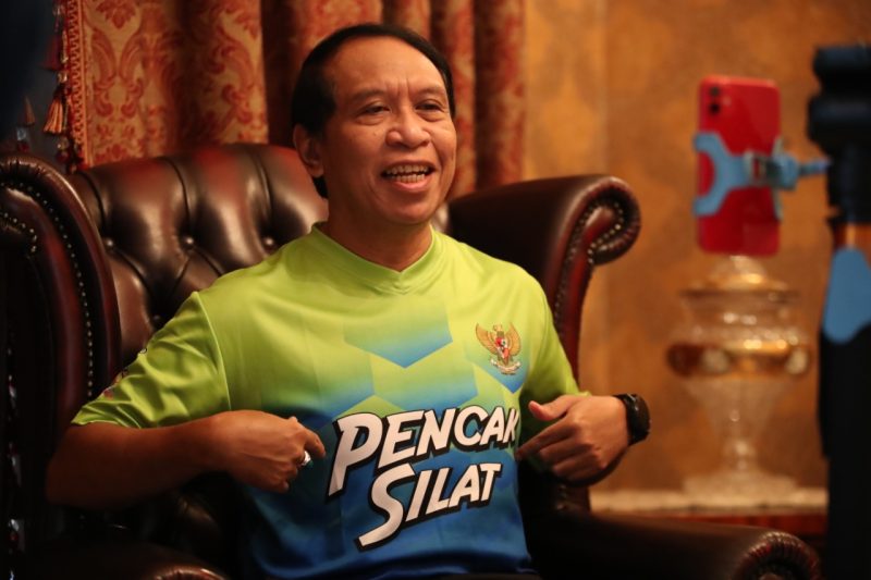 Menteri Pemuda dan Olahraga (Menpora) Zainudin Amali melakukan bincang santai sekaligus ngabuburit di bulan Ramadan bersama pasangan pesilat Indonesia Hanifan Yudani Kusumah dan Pipiet Kamelia yang berprestasi melalui ngobrol online di kediaman Jatiwaringin, Jakarta Timur, Sabtu (25/4). Dua sejoli ini berhasil meraih medali emas Asian Games 2018./ Ist
