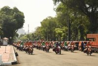 Sebanyak 130 pengemudi roda dua dan 13 unit kendaraan roda empat yang membawa paket bantuan sosial diberangkatkan dari depan Gerbang Istana Merdeka, Senin (20/4/2020). 