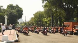 Sebanyak 130 pengemudi roda dua dan 13 unit kendaraan roda empat yang membawa paket bantuan sosial diberangkatkan dari depan Gerbang Istana Merdeka, Senin (20/4/2020). 
