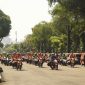Sebanyak 130 pengemudi roda dua dan 13 unit kendaraan roda empat yang membawa paket bantuan sosial diberangkatkan dari depan Gerbang Istana Merdeka, Senin (20/4/2020). 