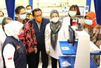Gubernur Khofifah ketika melihat cara kerja robot Raisa di RS Unair. Pemprov Jawa Timur, ITS, dan Unair kali ini bersatu untuk satu tujuan: Lawan Corona!