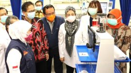Gubernur Khofifah ketika melihat cara kerja robot Raisa di RS Unair. Pemprov Jawa Timur, ITS, dan Unair kali ini bersatu untuk satu tujuan: Lawan Corona!
