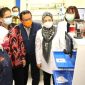 Gubernur Khofifah ketika melihat cara kerja robot Raisa di RS Unair. Pemprov Jawa Timur, ITS, dan Unair kali ini bersatu untuk satu tujuan: Lawan Corona!