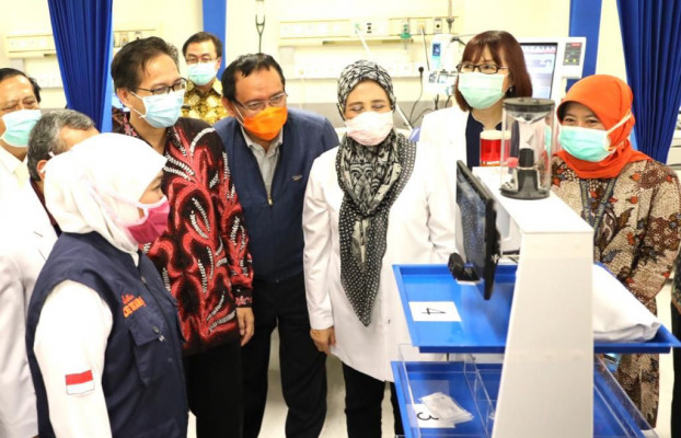 Gubernur Khofifah ketika melihat cara kerja robot Raisa di RS Unair. Pemprov Jawa Timur, ITS, dan Unair kali ini bersatu untuk satu tujuan: Lawan Corona!