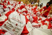 SP/Ruht Semiono
Paket Bantuan Sosial - Pekerja megemas paket bantuan sosial (bansos) yang akan disalurkan di Gudang Food Station Cipinang, Jakarta, Rabu (22/4/2020). Pemerintah menyalurkan paket bansos masing-masing sebesar Rp600 ribu per bulan selama tiga bulan sebagai upaya untuk mencegah warga tidak mudik dan meningkatkan daya beli selama pandemi COVID-19 kepada warga yang membutuhkan di wilayah Jabodetabek. 