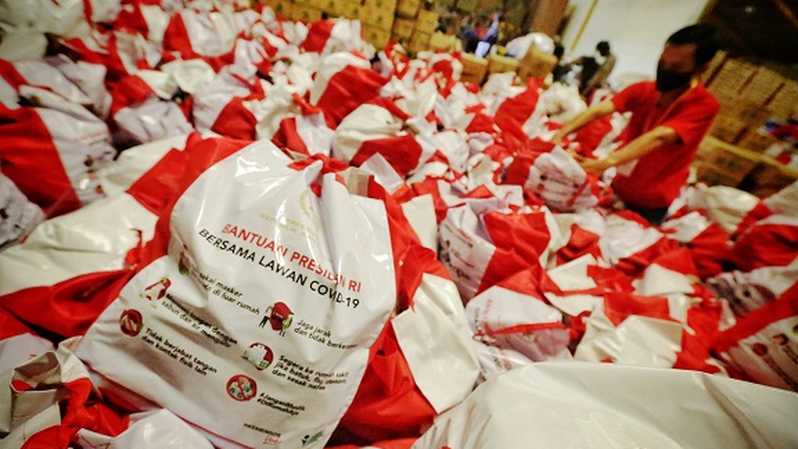 SP/Ruht Semiono
Paket Bantuan Sosial - Pekerja megemas paket bantuan sosial (bansos) yang akan disalurkan di Gudang Food Station Cipinang, Jakarta, Rabu (22/4/2020). Pemerintah menyalurkan paket bansos masing-masing sebesar Rp600 ribu per bulan selama tiga bulan sebagai upaya untuk mencegah warga tidak mudik dan meningkatkan daya beli selama pandemi COVID-19 kepada warga yang membutuhkan di wilayah Jabodetabek. 