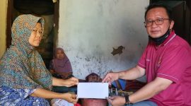 Kepala Bagian Publikasi dan Pemberitaan Salahuddin hadir dan menyapa Kakek Jahrani dan keluarganya di kediamannya, di Desa Singamerta, Kecamatan Ciruas, Kabupaten Serang, Provinsi Banten (14/06)./ Foto Ist