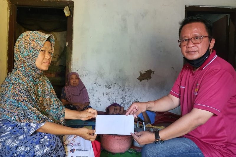 Kepala Bagian Publikasi dan Pemberitaan Salahuddin hadir dan menyapa Kakek Jahrani dan keluarganya di kediamannya, di Desa Singamerta, Kecamatan Ciruas, Kabupaten Serang, Provinsi Banten (14/06)./ Foto Ist