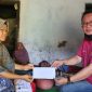 Kepala Bagian Publikasi dan Pemberitaan Salahuddin hadir dan menyapa Kakek Jahrani dan keluarganya di kediamannya, di Desa Singamerta, Kecamatan Ciruas, Kabupaten Serang, Provinsi Banten (14/06)./ Foto Ist