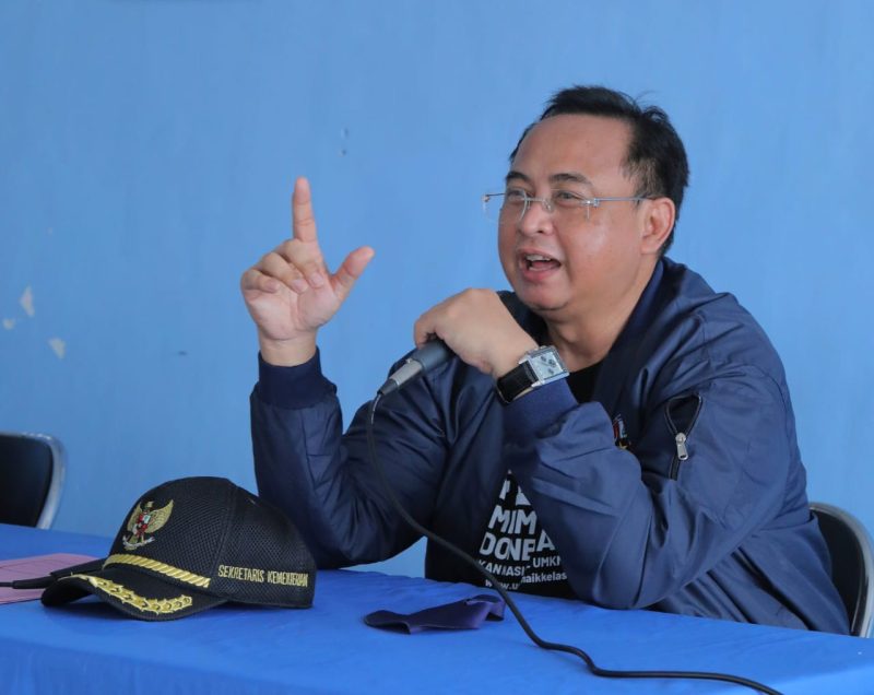 Sekretaris Kementerian Koperasi dan UKM Rully Indrawan didampingi Wakil Walikota Sukabumi Andri Setiawan Hamami mengunjungi gudang distribusi produk untuk Sukabumi Mart (S-Mart) milik koperasi di Kelurahan GedongPanjang, Citamiang, Sukabumi, Jawa Barat, Minggu(7/6/2020).