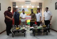 Menteri Koperasi dan UKM Teten Masduki menyerahkan bantuan masker dan disinfektan kepada Ketua Koperasi Syariah BMT itQan Adhi Suryadi, di sela-sela acara penyerahan persetujuan pinjaman/pembiayaan Lembaga Pengelola Dana Bergulir (LPDB) KUMKM untuk Koperasi Syariah BMT itQan, di Kota Bandung, Sabtu (20/6).