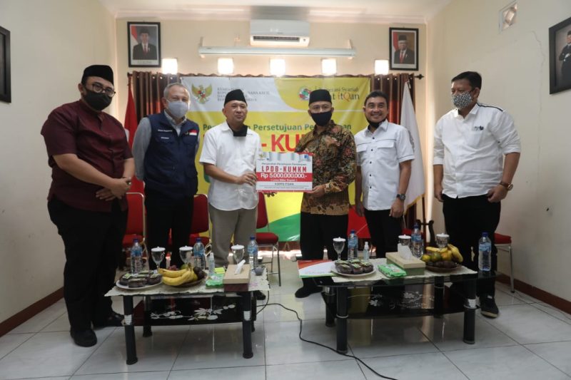Menteri Koperasi dan UKM Teten Masduki menyerahkan bantuan masker dan disinfektan kepada Ketua Koperasi Syariah BMT itQan Adhi Suryadi, di sela-sela acara penyerahan persetujuan pinjaman/pembiayaan Lembaga Pengelola Dana Bergulir (LPDB) KUMKM untuk Koperasi Syariah BMT itQan, di Kota Bandung, Sabtu (20/6).