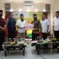 Menteri Koperasi dan UKM Teten Masduki menyerahkan bantuan masker dan disinfektan kepada Ketua Koperasi Syariah BMT itQan Adhi Suryadi, di sela-sela acara penyerahan persetujuan pinjaman/pembiayaan Lembaga Pengelola Dana Bergulir (LPDB) KUMKM untuk Koperasi Syariah BMT itQan, di Kota Bandung, Sabtu (20/6).