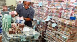 JIBI/Bisnis/Abdullah AzzamJUMLAH UANG BEREDAR MENINGKATKaryawan menata uang Rupiah di Cash Center salah satu bank di Jakarta, belum lama ini. Menurut data Bank Indonesia, uang yang beredar per 4 Juli 2016 mencapai Rp 664,9 Triliun atau meningkat dari tahun sebelumnya sebesar Rp603,5 Triliun.