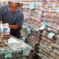 JIBI/Bisnis/Abdullah AzzamJUMLAH UANG BEREDAR MENINGKATKaryawan menata uang Rupiah di Cash Center salah satu bank di Jakarta, belum lama ini. Menurut data Bank Indonesia, uang yang beredar per 4 Juli 2016 mencapai Rp 664,9 Triliun atau meningkat dari tahun sebelumnya sebesar Rp603,5 Triliun.