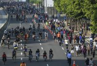 Warga berolahraga saat hari bebas berkendara atau Car Free Day (CFD) di kawasan Jalan M.H. Thamrin, Jakarta, Minggu (21/6/2020). Dinas Perhubungan (Dishub) Provinsi DKI Jakarta memisahkan jalur untuk pesepeda, olahraga lari, dan jalan kaki saat CFD pertama pada masa pembatasan sosial berskala besar (PSBB) transisi. ANTARA FOTO/Galih Pradipta/foc.