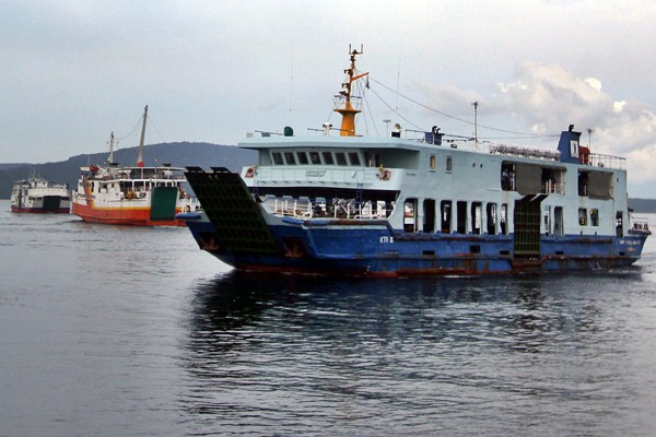 Kapal Motor Penumpang (KMP) beroperasi di Selat Bali terlihat dari Pelabuhan Ketapang, Banyuwangi, Jawa Timur, / Foto Istimewa