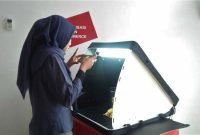 RKB Telkom menyediakan sarana dan pelatihan untuk memproduksi materi promosi di antaranya adalah fasilitas untuk pemotretan produk UMKM  yang selanjutnya diunggah ke platform digital untuk membantu meningkatkan penjualan. / Ist