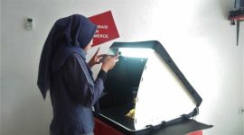 RKB Telkom menyediakan sarana dan pelatihan untuk memproduksi materi promosi di antaranya adalah fasilitas untuk pemotretan produk UMKM  yang selanjutnya diunggah ke platform digital untuk membantu meningkatkan penjualan. / Ist
