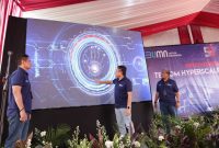 Direktur Utama Telkom Indonesia Ririek Adriansyah (tengah) bersama Direktur Network & IT Solution Telkom Herlan Wijanarko (kanan) dan Direktur Wholesale & International Service Telkom Dian Rachmawan melakukan seremoni groundbreaking HyperScale Data Center Telkom di Area Bekasi, Kamis (9/7).